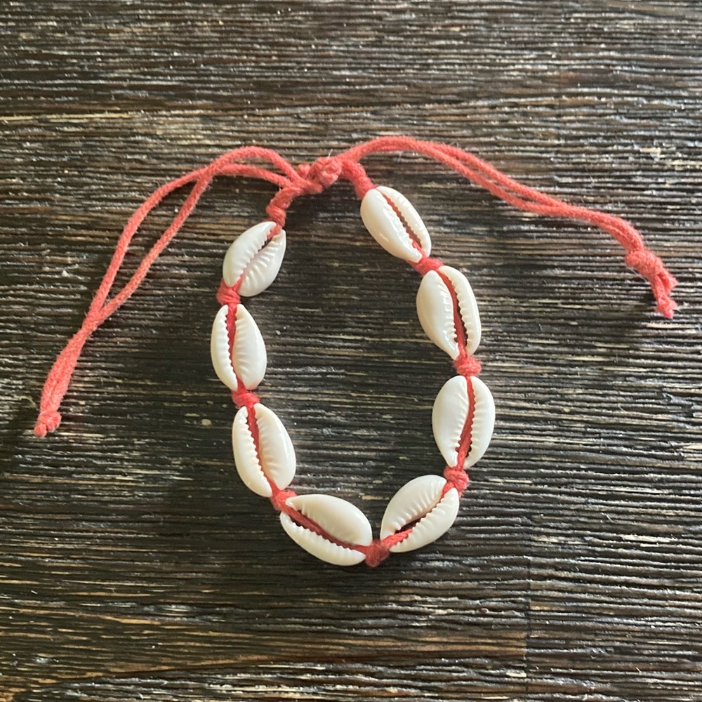 ❤️ (3/$15) Cowrie Shell Macramé Bracelet